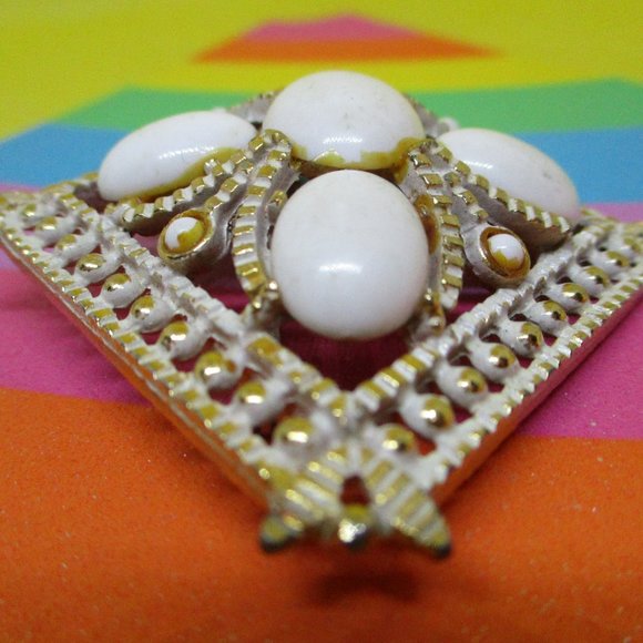 Vintage White Lucite Cabochon Enamel Gold Tone Metal Brooch White Lucite Enamel - Picture 5 of 12